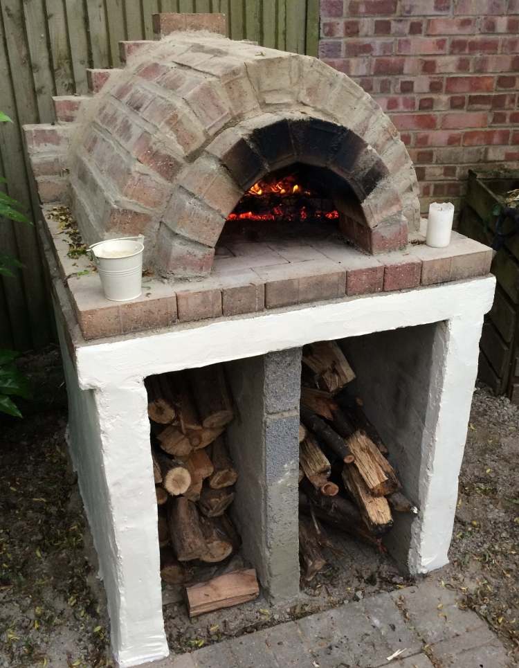pizza-ugn-trädgård-bygg-själv-tegel-väggar-ved-kol-eld-trädgård