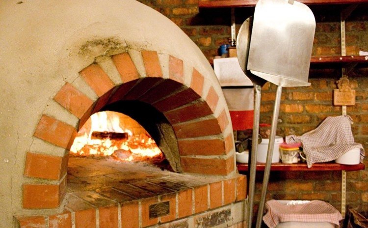 pizza-ugn-trädgård-bygg-själv-tegel-eld-kol-pizza-spade