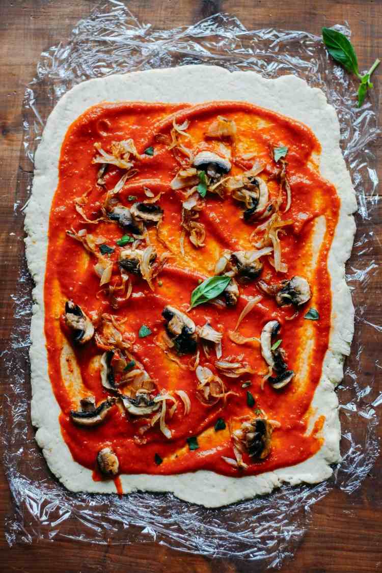 Pizza rullar recept förberedelse tomatsås svamp toppning med jäst deg