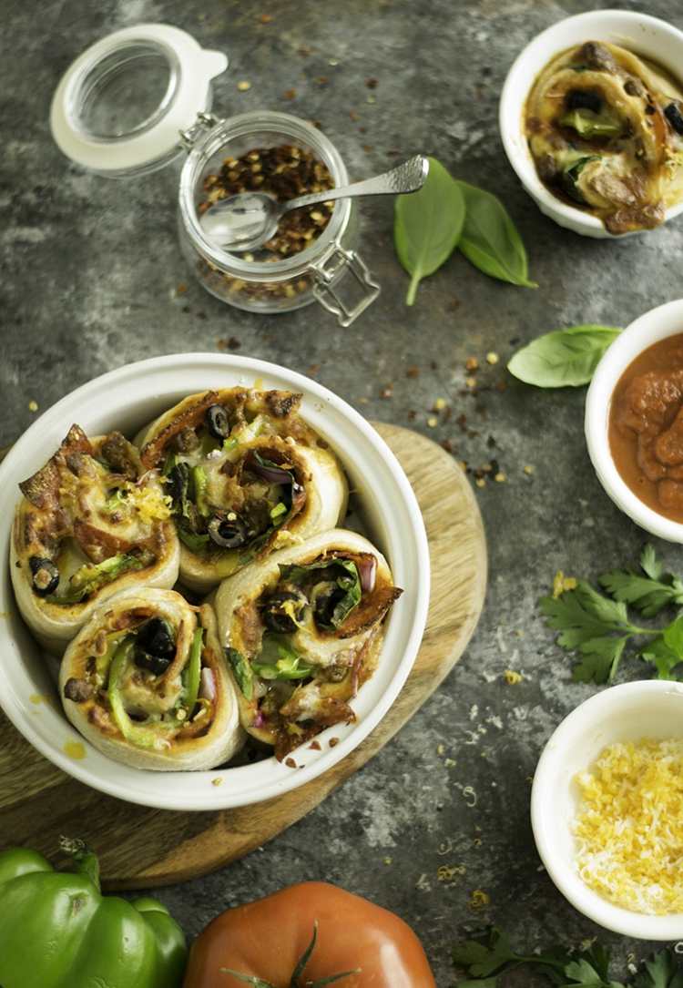 spenat oliver varm paprika mozzarella snabb pizza rullar recept