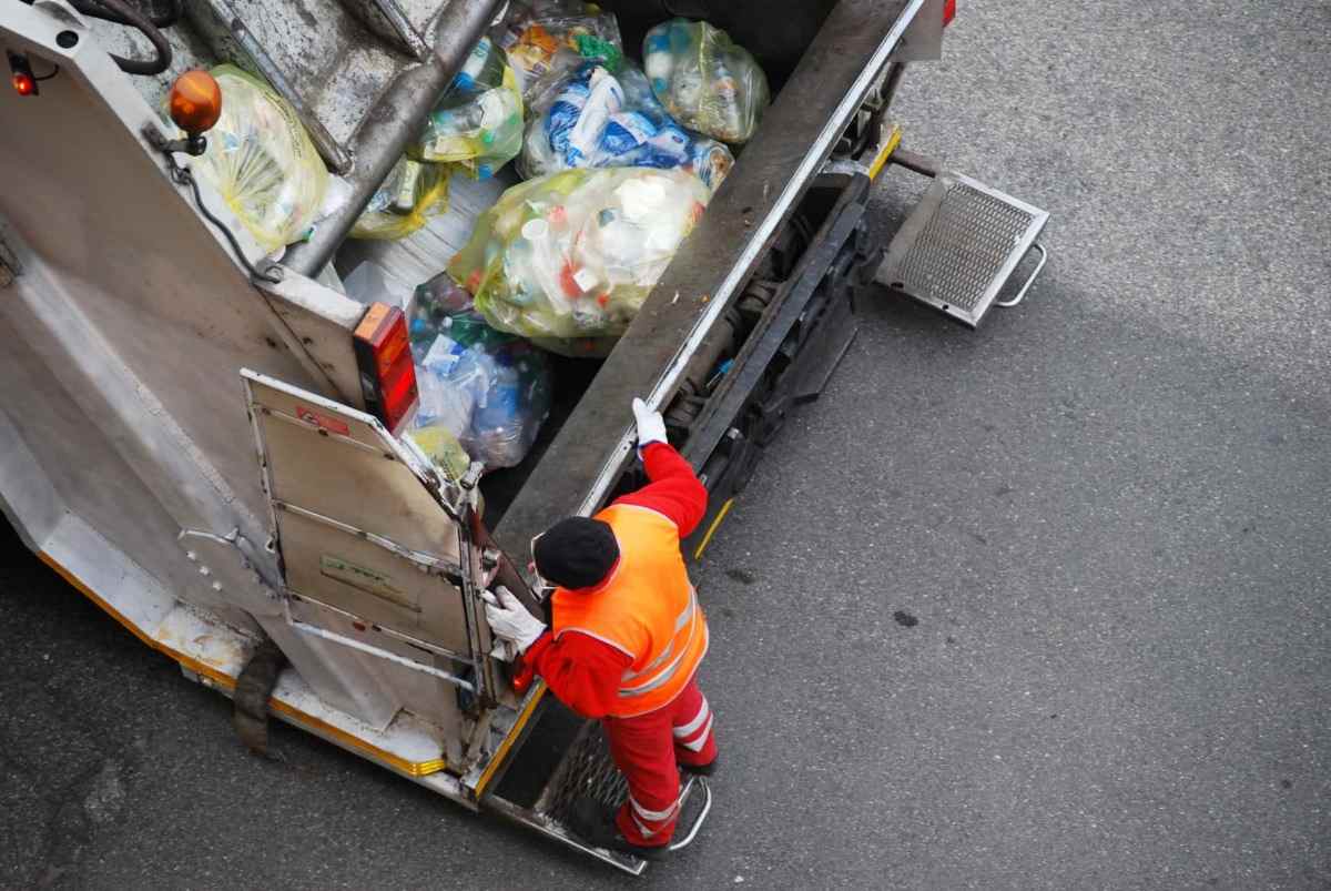 Kassera plastavfall med maskiner och undvik plast i storstaden