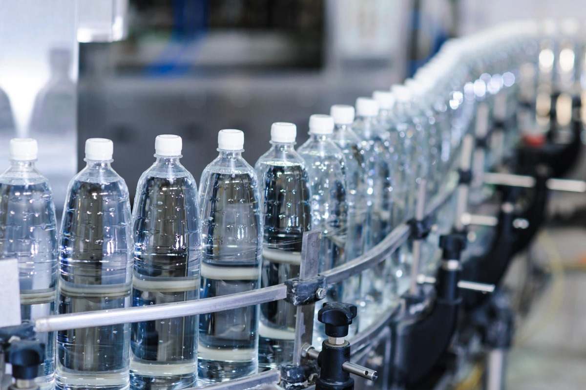 plastflaskor fyllda med vatten i produktion