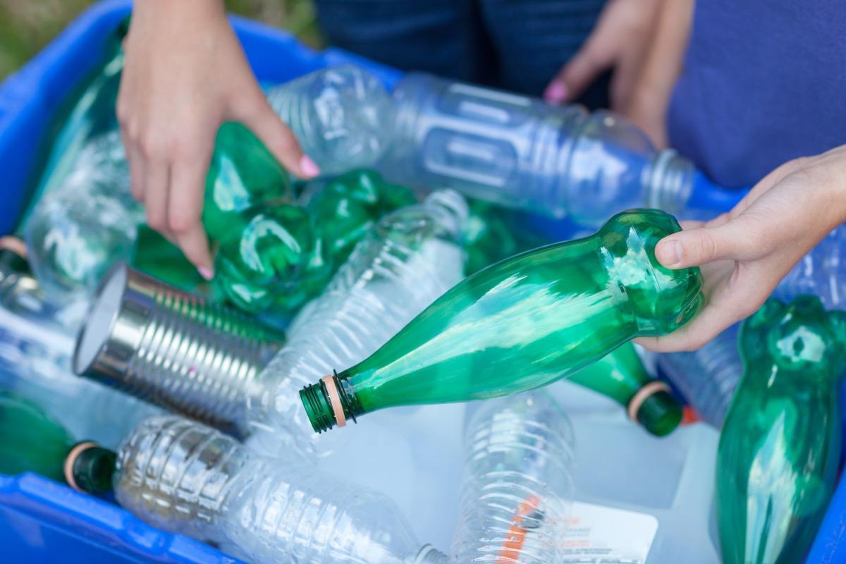 Återvinn tomma plastflaskor och undvik plast
