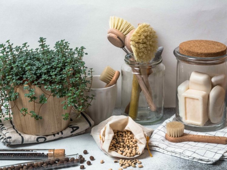 Använd borstar, svampar och trasor av naturmaterial och reducera plast
