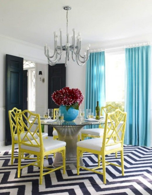 färgglada-gula-stolar-blå-gardiner