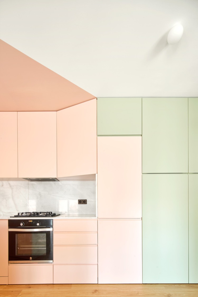 minimalistisk och platsbesparande inredning av ett kök med färgglada skåp