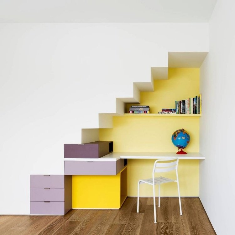 platsbesparande-möbler-hemmakontor-arbetsstation-skrivbord-under-trappor-vägg-hyllor