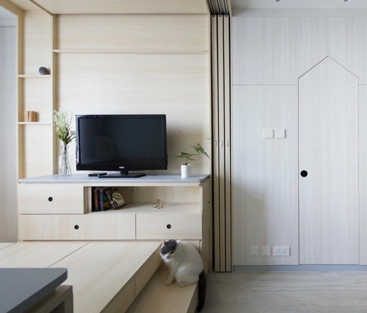 De platsbesparande, multifunktionella möblerna skiljer olika områden från varandra