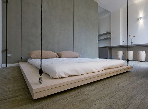 säng-filt-rep-hängande-liten-lägenhet-renato-arrigo