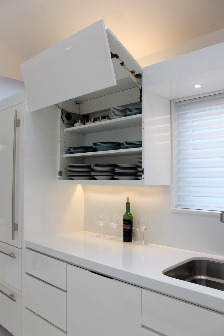 Dörrsystem för köksväggsenheter fällbara-hiss-dörrar-elektriska-moderna-kök-blanka-fronter