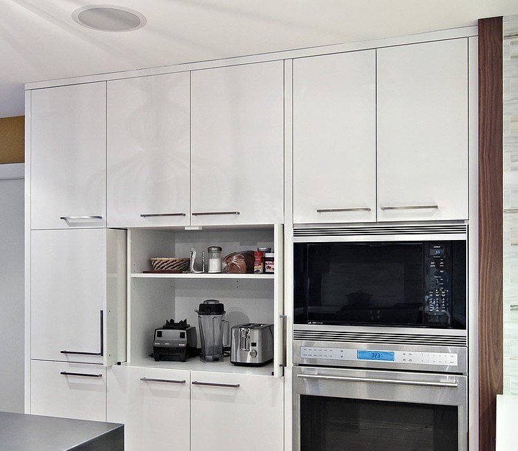 dörrsystem-köks överskåp-indraget-svängande-dörr-förvaringsutrymme-kök-vitt