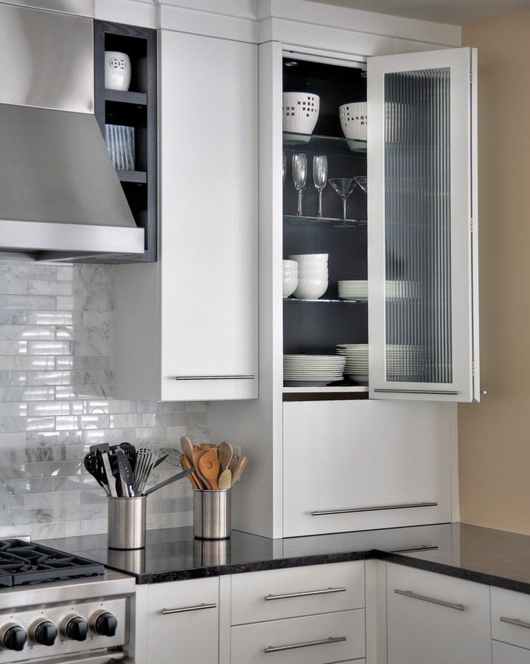 dörrsystem-köks överskåp-vik-dörr-glas-vitt-kök-rostfria handtag