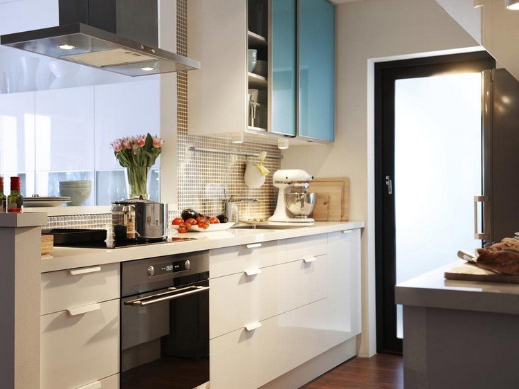 dörrsystem-kök-vägg-skåp-skjutdörrar-vägg-skåp-litet-kök-design