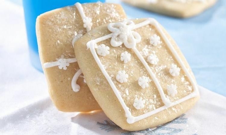 Förbereder vita kakor till julkokosmjölk glutenfritt
