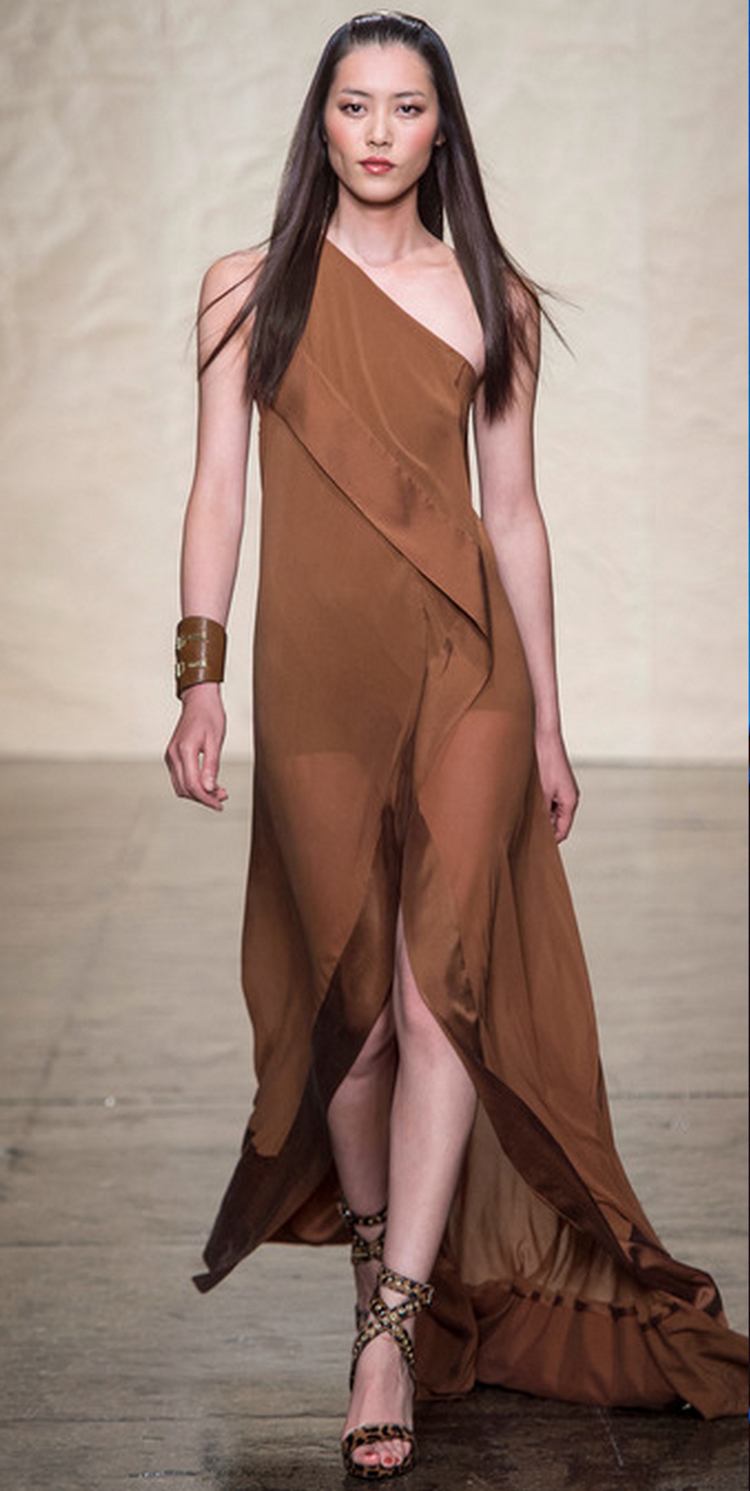 pocahontas-kostym-klänning-mode-catwalk-brun-lång