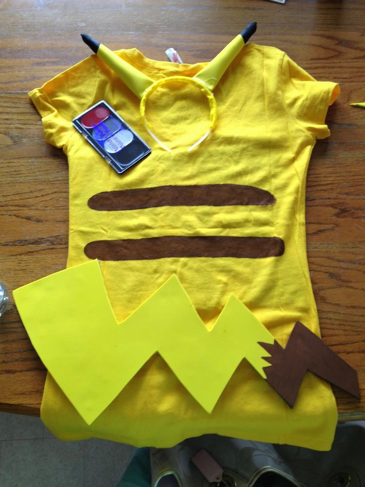 pokemon-kostym-pikachu-t-shirt-svans-öron-gul-brun-karneval