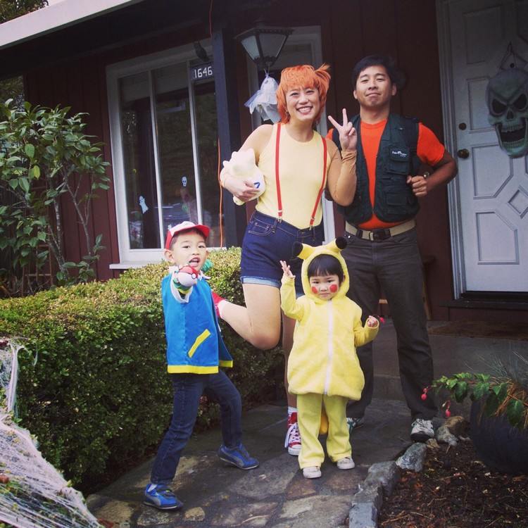 pokemon-kostym-halloween-karneval-förklädnad-familj-föräldrar-barn