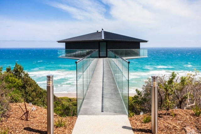 Lyx-semester-hem-på-kusten-Australien-glas-räcke-bro