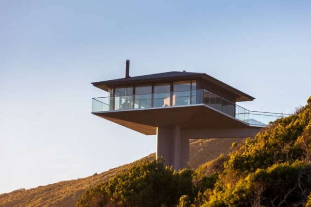 Fritidshus-med-havsutsikt-hög höjd-balkonger-glasräcken-moderna