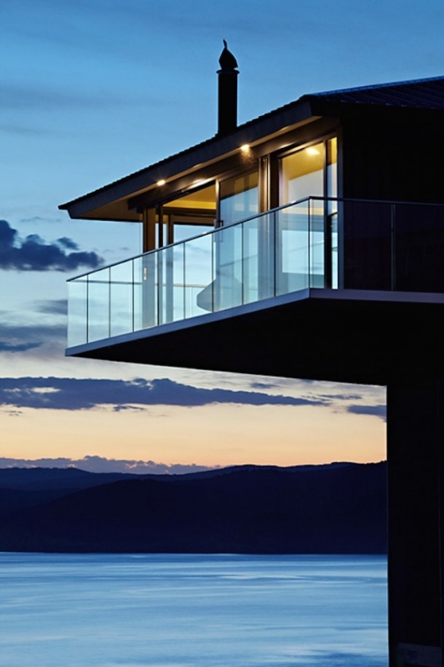 Design-hus-med-balkonger-glas-räcken-hisnande-city-view