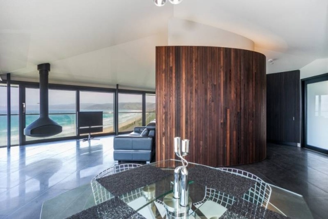 Interiör-design-loft-stil-trä-element-golv till tak-glas