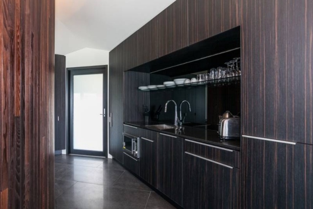 inbyggt kök-trä-faner-modern-design-svart-färg-design hus