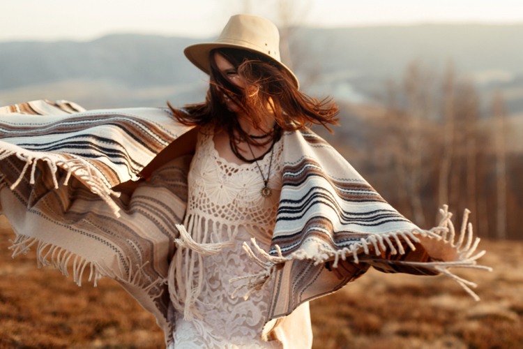 poncho stil ränder boho outfit fedora hatt