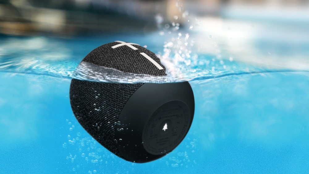 Bluetooth -högtalare i svart är lämplig för vatten i poolen