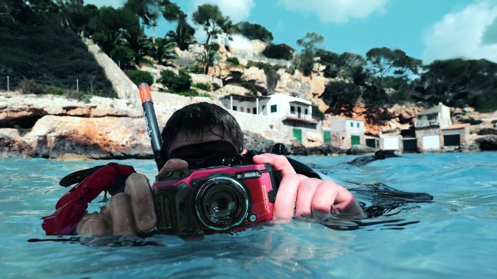 ta foton med kameran under vattnet i havet eller sjön medan du snorklar