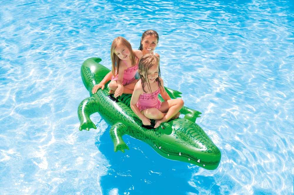 uppblåsbar alligator för pool med barn och deras mamma skrattar