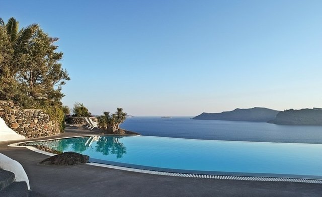 Visa infinity pool natursten betonggolv