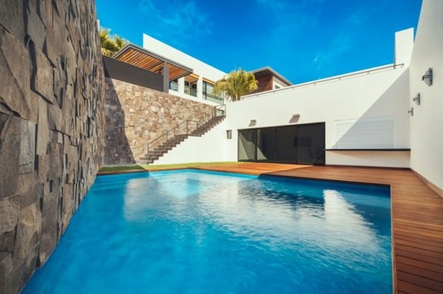 Pool trä terrass fristående hus vit fasad