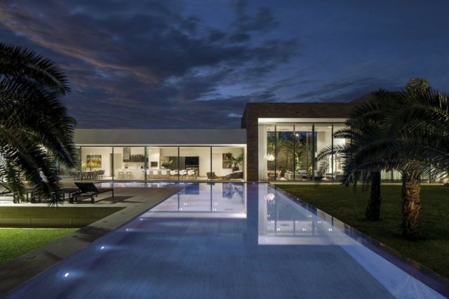 Arkitektur familjehus betonggolv glasfronter