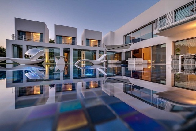 Terrass design belysning trädgård skulpturer pool