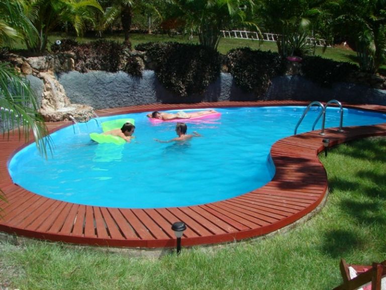 pool i trädgården njure form folie design kant trä stege