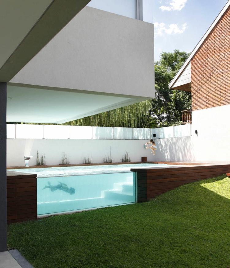 pool-i-trädgården-trä-beklädnad-glas-accent-gräsmatta