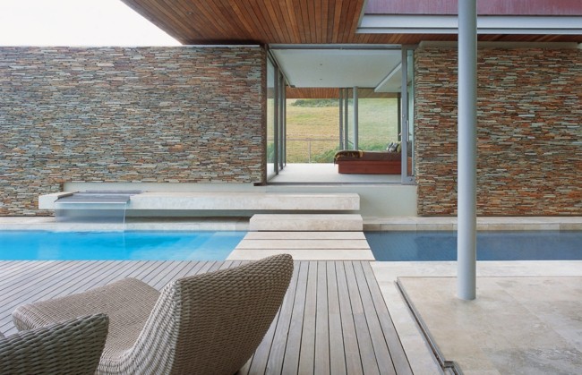 Pool i trädgården terrass designidéer natursten fasad