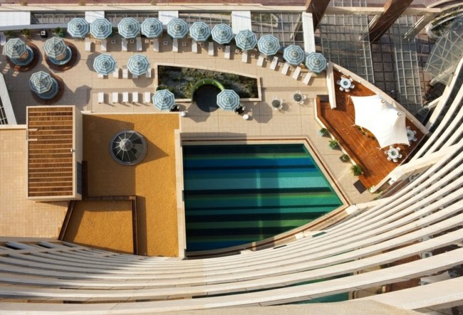 Hotellpool grön blå form trä terrass koppla av