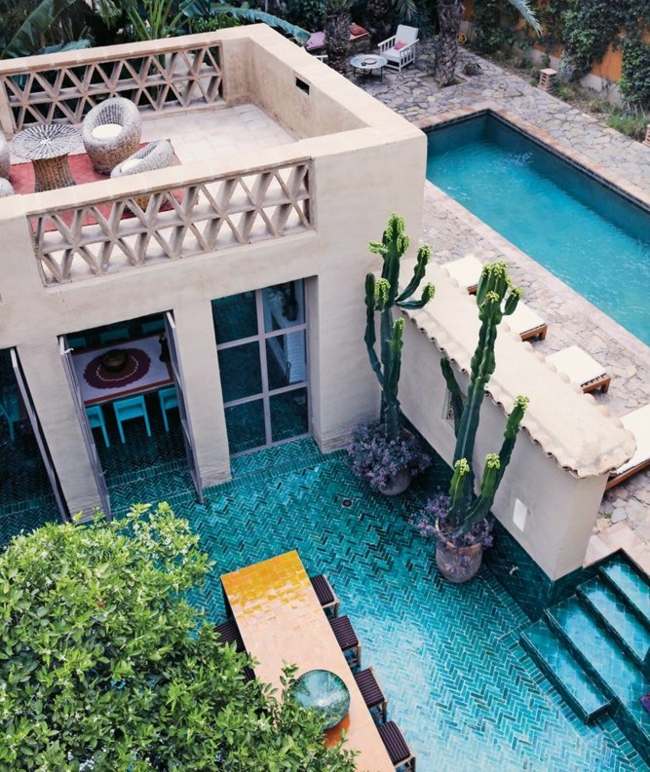 traditionell husbyggnad pool trädgård terrasser steg