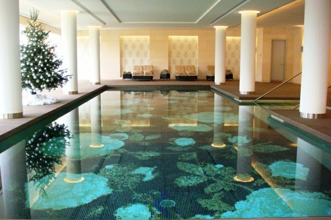 stort poolhotell inomhus mosaikplattor grönt