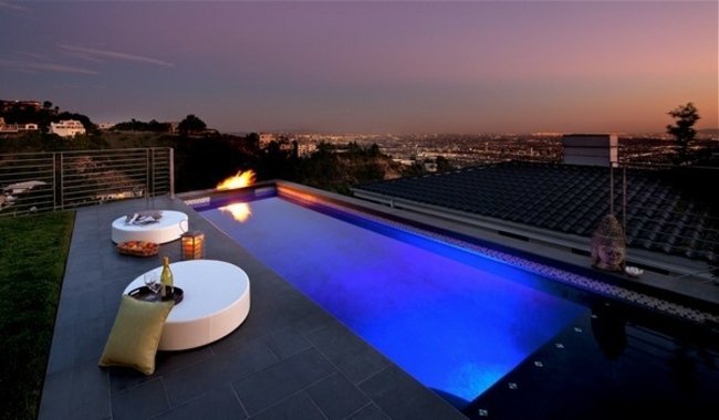 Takpool pool vacker utsikt stadens skyline nattbelysning