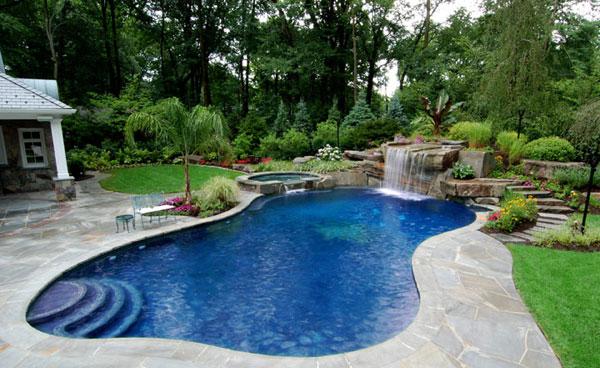 simning -pool på bakgården -asymmetrisk -form -vattenfall