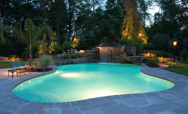 poolbelysning-vattenfall-dekoration-landskap Pool på bakgården
