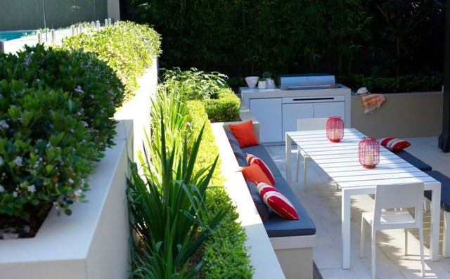Små trädgårdsblomma lådor betong sittbord matbord röda marinblå dekorativa kuddar