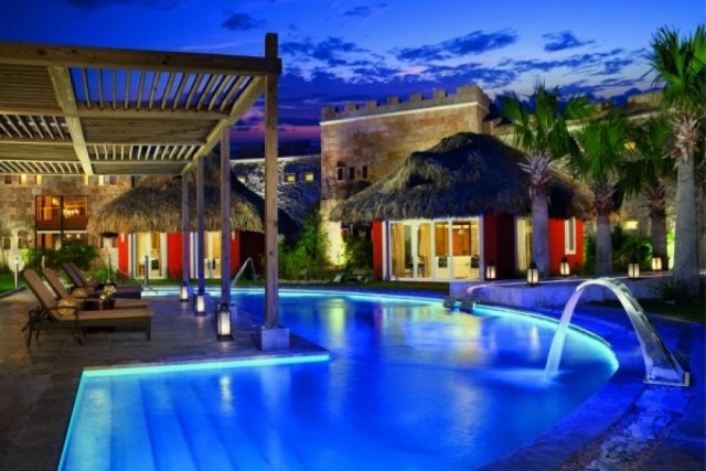 exotisk-pool-design-med-ljusblå-belyst-fontän-trä pergola