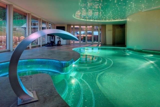 modern-krökt-pool-inomhus-fontän-rostfritt stål-taklampor-lysdioder