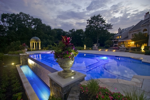 Överflöd-pool-modern-form-blomkrukor-dekoration-i-pool-området
