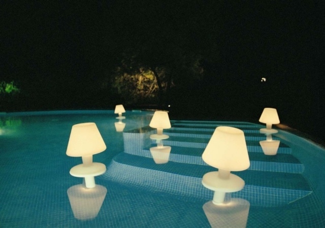 Pool-belysning-idéer-flytande-led-lampor-bord-lampor-form