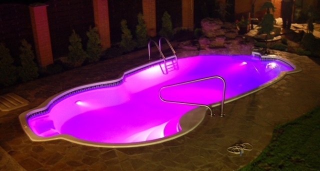 utomhus-pool-krökt-form-modern-belyst-led-ljus-magenta