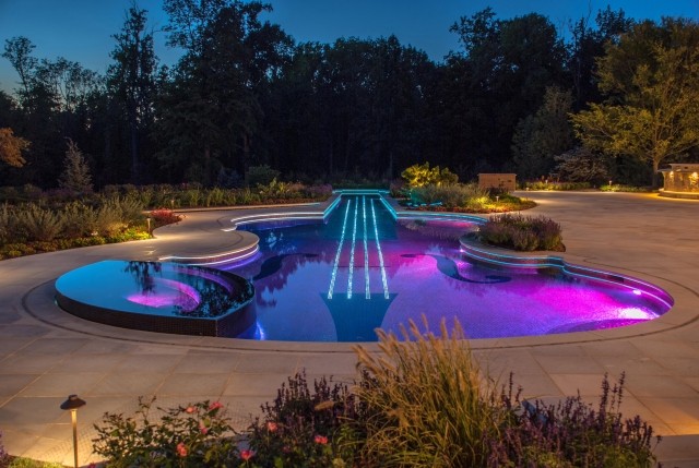 Design-utomhuspool-fiol-form-LED-teknik-belyst-ultraviolett